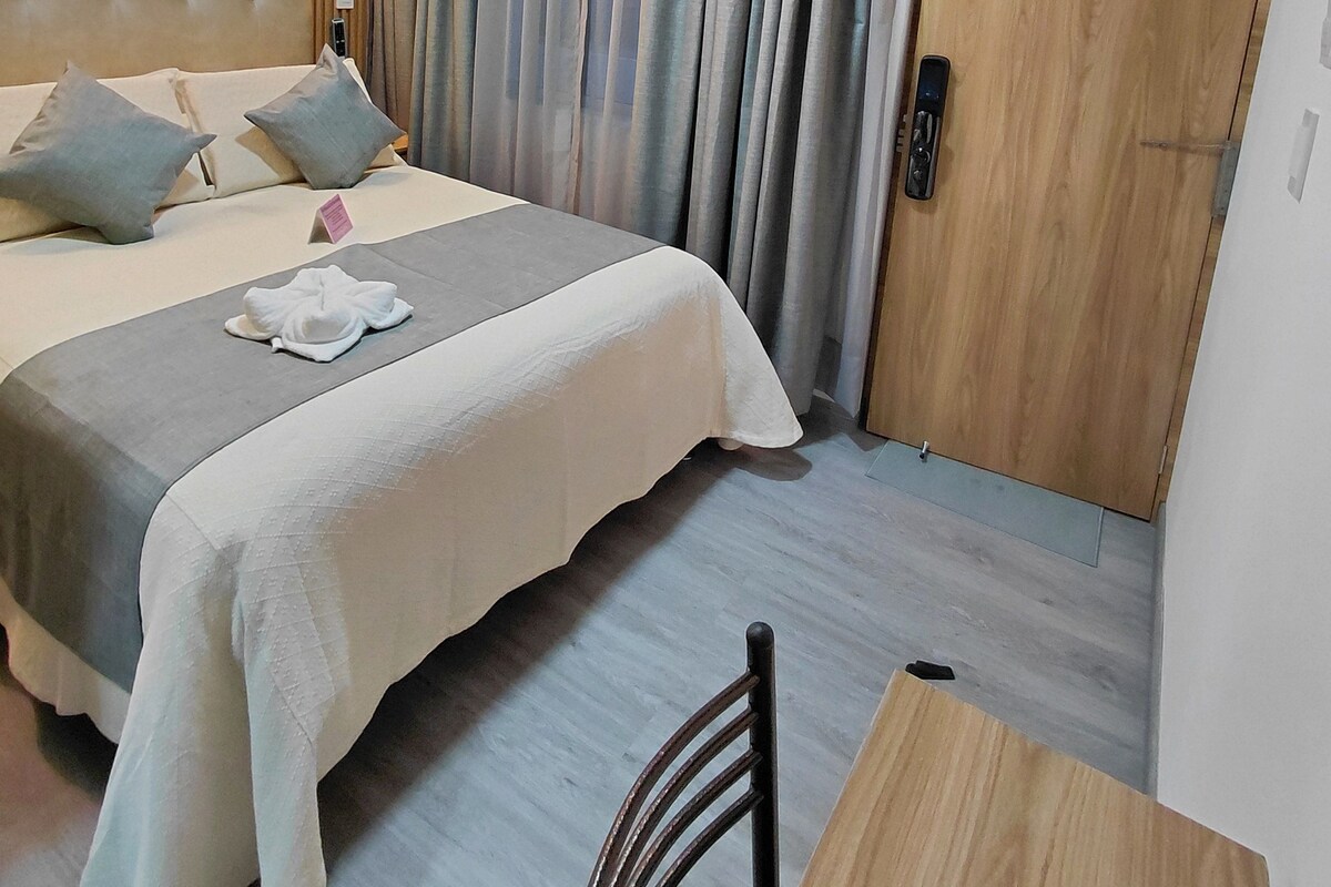 Quarto casal design | Cortinas blackout, quartos à prova de som, ferros/tábuas de passar roupa