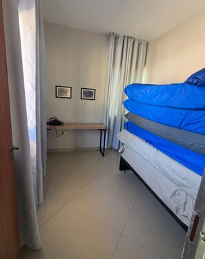 A small room with a bed, a desk, and two framed pictures on the wall. - Country estate in Esmeraldas near Belo Horizonte (Esmeraldas)