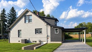 A two-story house with a covered garage and a front yard. - Newly Renovated House in Buffalo, Ky (Buffalo)