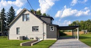A two-story house with a covered garage and a front yard. - Newly Renovated House in Buffalo, Ky (Buffalo)