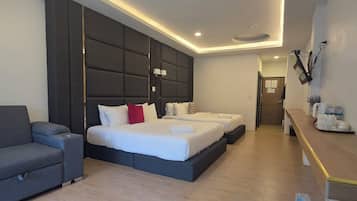 Una habitación de hotel moderna con cama, sofá, escritorio y baño.