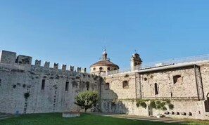 A historical stone building with a central dome and a fortified wall. - CENTRAL FLORENCE RETREAT NEAR PONTE VECCHIO & UFFIZI (Firenze)