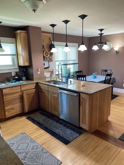 4BR Vilas House near Camp Randall, Meriter & UW Hospitals