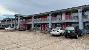 Ein mehrstöckiges Motel mit Parkplatz.