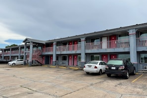 Ein mehrstöckiges Motel mit Parkplatz.