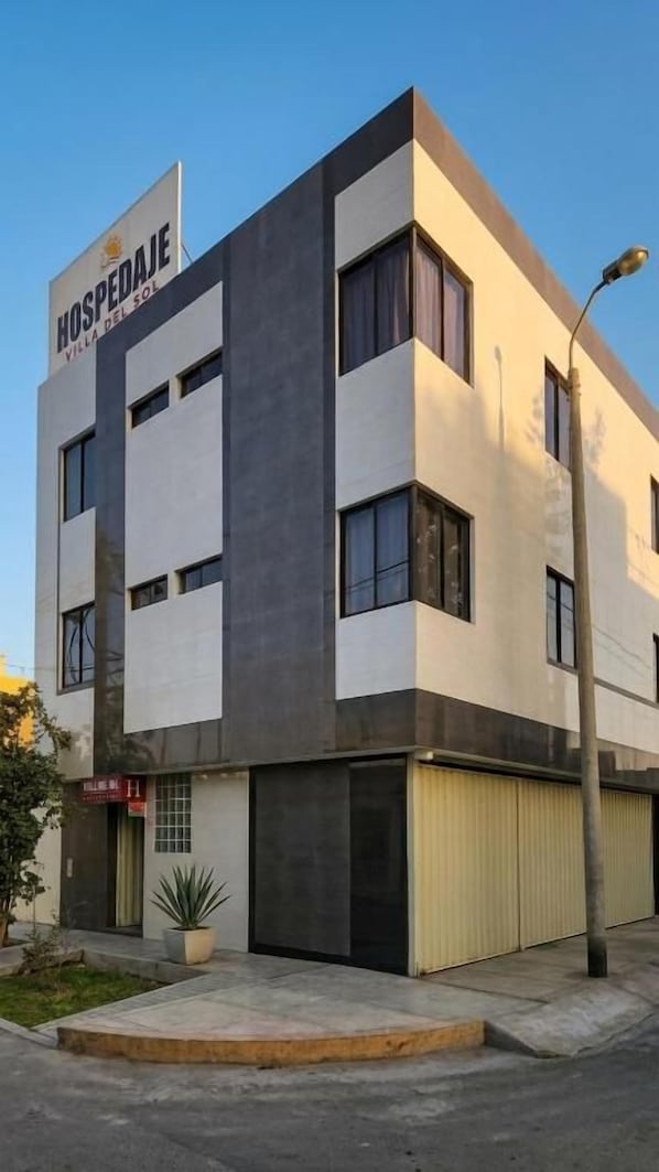 A modern building with a sign reading 'HOSPEDAJE VILLA DE LOS'. - VALLE DEL SOL HOTEL (Ica)