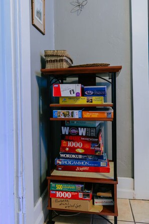 Ein Bücherregal voller verschiedener Gesellschaftsspiele und Puzzles.