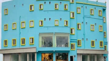 Un edificio de varios pisos con un letrero que dice 'Knight Guest House'.