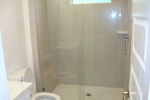 A bathroom with a glass-enclosed shower, a toilet, and a sink. - Clean, comfortable, quiet and affordable accommodation in Rosenberg (Rosenberg)
