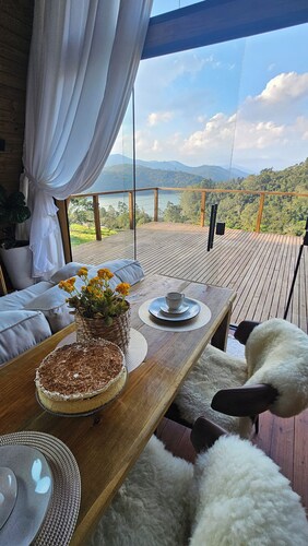 Luxury cabin with hot tub, private lake, fireplace and wine cellar - Pet Friendly