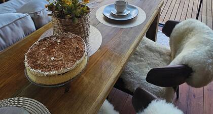 Luxury cabin with hot tub, private lake, fireplace and wine cellar - Pet Friendly