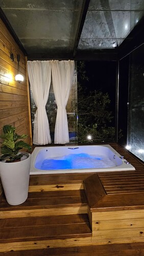 Luxury cabin with hot tub, private lake, fireplace and wine cellar - Pet Friendly