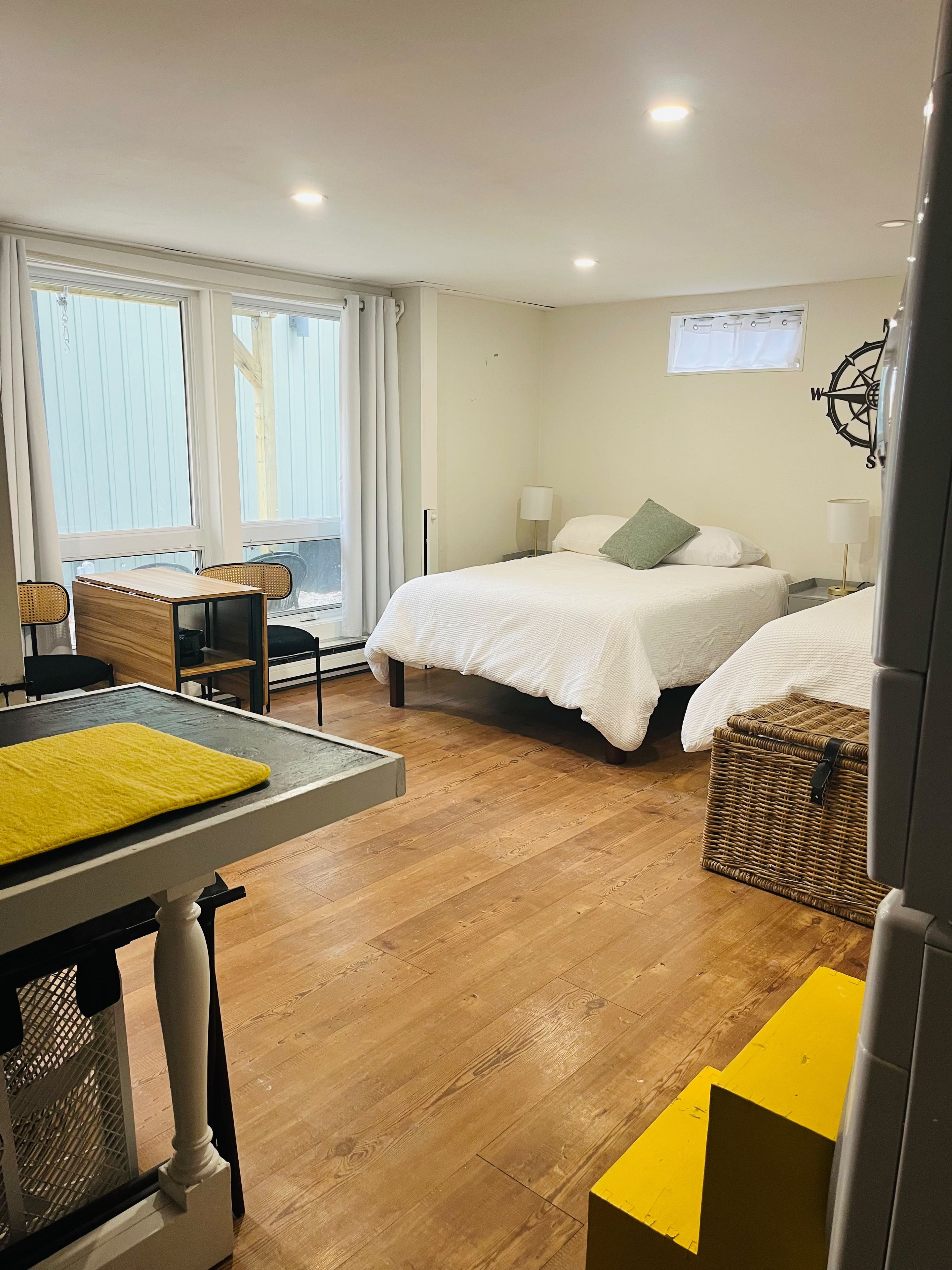 Une chambre d’hôtel avec un lit, un bureau et une fenêtre.