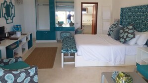 Quarto com cama, mesa de cabeceira e guarda-roupa.