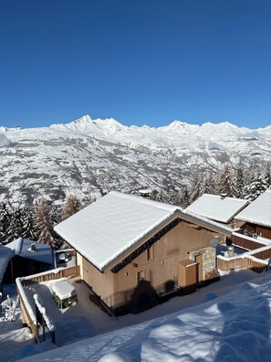 A snow-covered mountain lodge with a clear view of the surrounding peaks. - Chalet, 200m from ski lifts, balcony, fireplace or stove, tv, ski locker, 98m², Peisey-Vallandry (Landry)