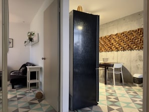 A compact living space with a kitchenette, a dining area, and a bed. - Moderno dpto. con Vistas y Terraza (Monterrey)