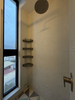 A shower with a window, tiled walls, and a metal showerhead. - Moderno dpto. con Vistas y Terraza (Monterrey)