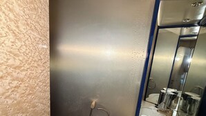 Ein Badezimmer mit Waschbecken, Spiegel und Toilette.