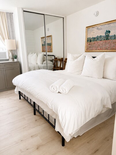 Cozy 1-bedroom Stay • Walk to Dining & Trails