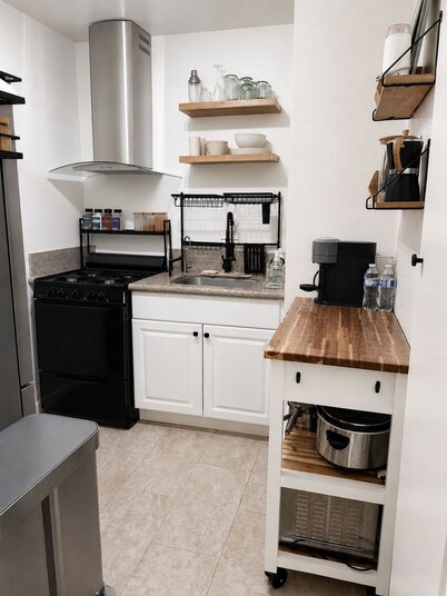 Cozy 1-bedroom Stay • Walk to Dining & Trails