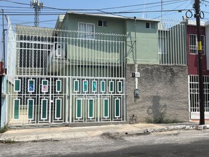Une propriétéClose, délimitée par une clôture en métal, avec un panneau de signalisation et un poteau électrique.