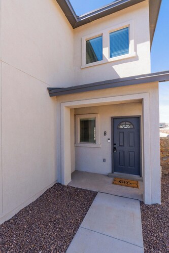 3BR 2.5BA Modern Farmhouse • King Bed • Smart TVs A