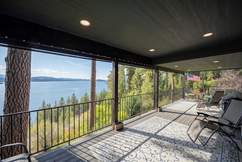 Lake View Lodge-Amazing Views with Private Hot Tub!