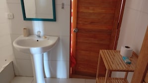 Rumah, pemandangan pantai | Kamar mandi | Shower, perlengkapan mandi gratis, sabun, dan sampo