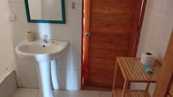 House, Beach View | Bathroom | Shower, free toiletries, soap, shampoo