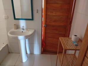 House, Beach View | Bathroom | Shower, free toiletries, soap, shampoo - House Oceanfront in Punta Veleros (Organos)
