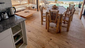 Rumah Keluarga | Dapur pribadi | Lemari es, microwave, oven, dan kompor