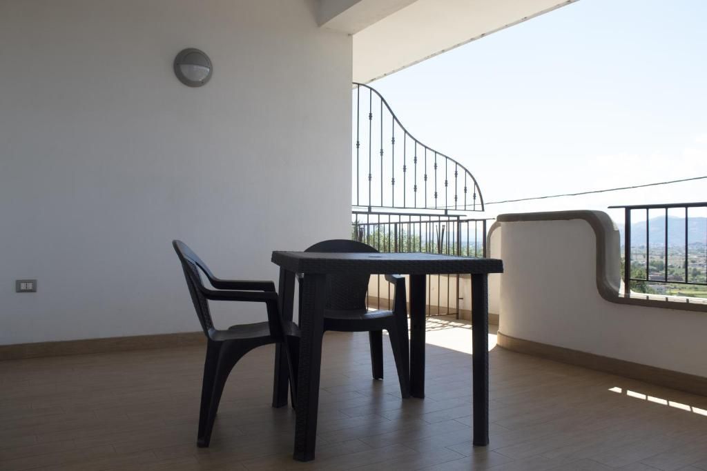 Quarto casal clássico, varanda, vista para a cidade | Opções para refeição ao ar livre