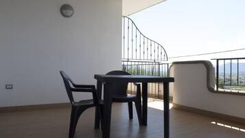Quarto casal clássico, varanda, vista para a cidade | Opções para refeição ao ar livre