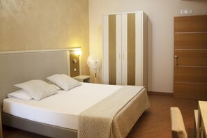 Quarto casal clássico, varanda, vista para a cidade | Wi-Fi de cortesia