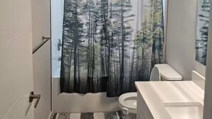 Towels, soap, toilet paper - Marise Tranquility - New Cozy 2-Bedroom Suite (Saskatoon)