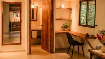 Una cocina moderna con armarios de madera, horno integrado y ventana con vistas a la vegetación.