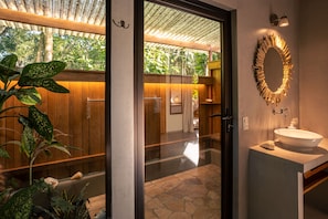 Studio Suite tiện nghi đơn giản, quang cảnh sân vườn | Phòng tắm
