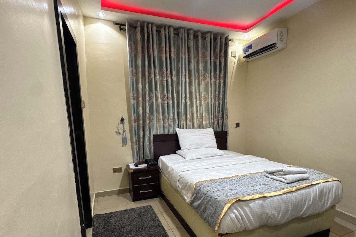 Kamar Standar | Ruang kerja ramah laptop, kedap suara, Wi-Fi gratis, dan seprai linen