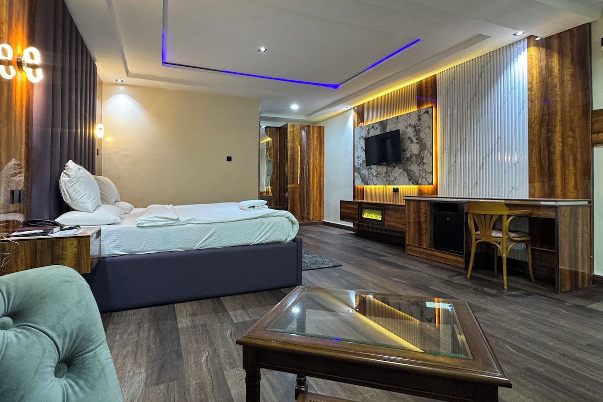Studio Suite | Ruang kerja ramah laptop, kedap suara, Wi-Fi gratis, dan seprai linen
