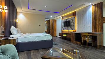 Studio Suite | Ruang kerja ramah laptop, kedap suara, Wi-Fi gratis, dan seprai linen