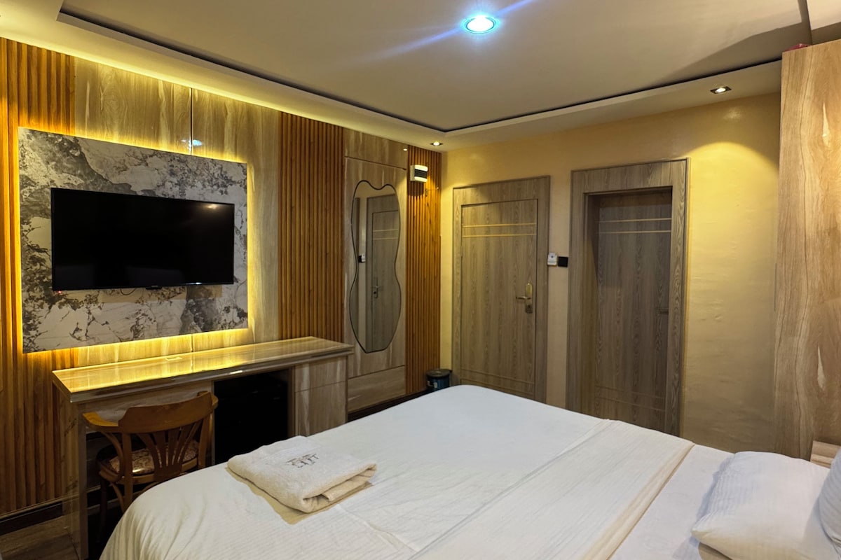 Kamar Eksekutif | Ruang kerja ramah laptop, kedap suara, Wi-Fi gratis, dan seprai linen