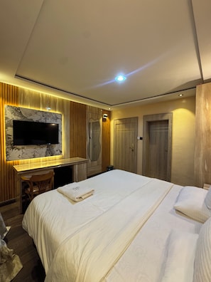 Kamar Eksekutif | Ruang kerja ramah laptop, kedap suara, Wi-Fi gratis, dan seprai linen