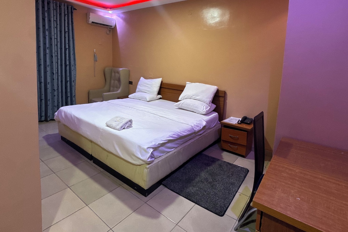 Kamar Deluks | Ruang kerja ramah laptop, kedap suara, Wi-Fi gratis, dan seprai linen