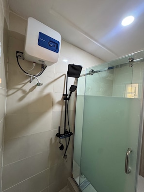 Kamar Standar | Kamar mandi | Perlengkapan mandi gratis, handuk, sabun, dan sampo