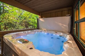 Un bain à remous avec vue sur une forêt.