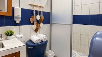 Quadruple Room | Bathroom | Shower, towels, soap, shampoo