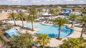 Un complexe hôtelier doté d’une piscine, de palmiers et d’un parc aquatique.