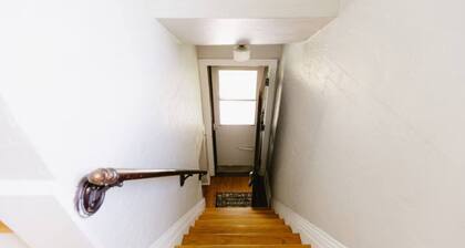 U-City Sleeps 6, Walk to Starbucks & Dewey’s Pizza - Stay Smiley Rentals