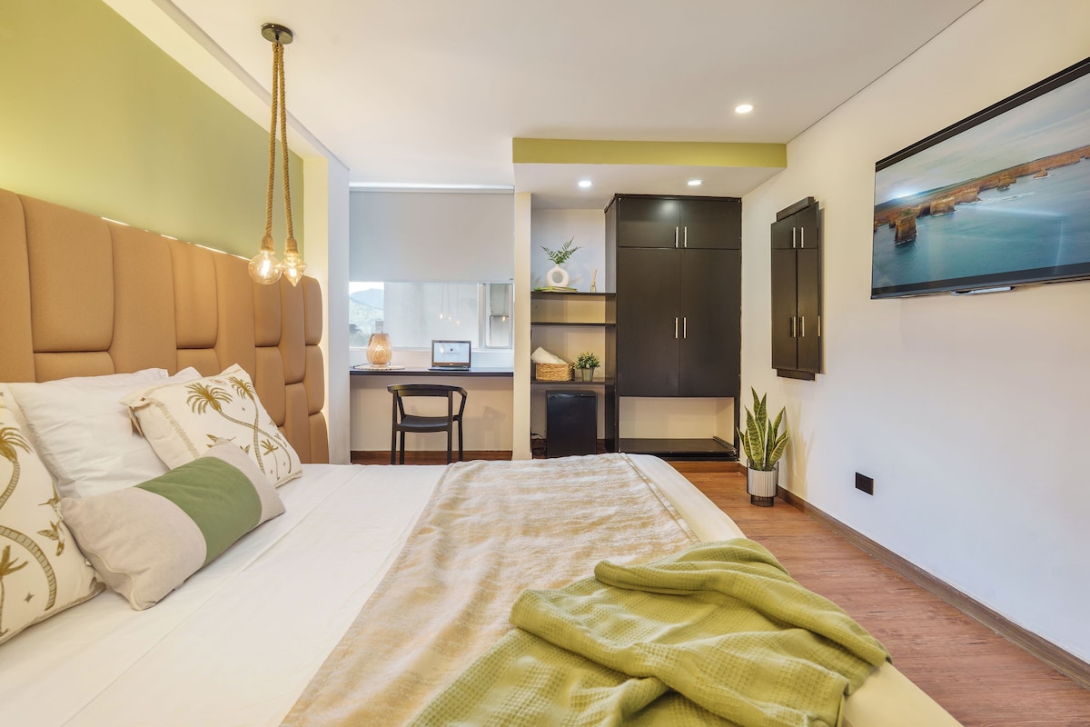 Un dormitorio con cama, escritorio y armario.