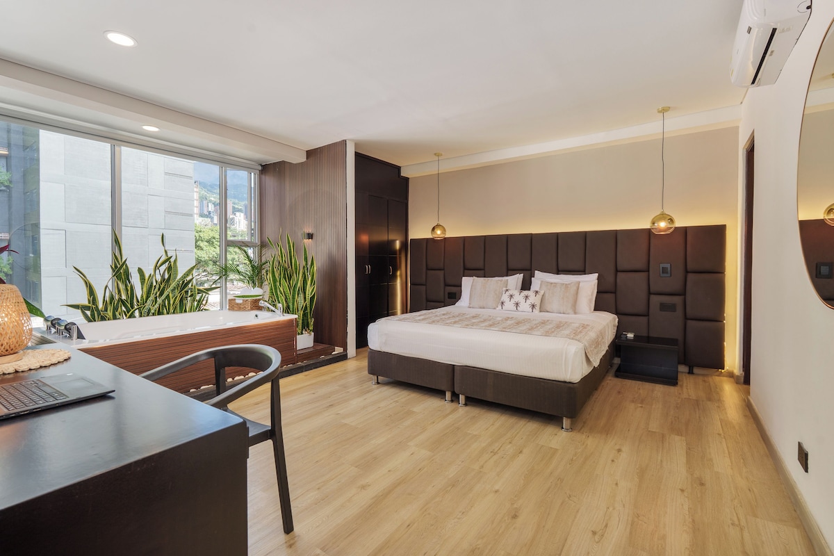 Un dormitorio moderno con una cama grande, un escritorio y vistas a la ciudad.